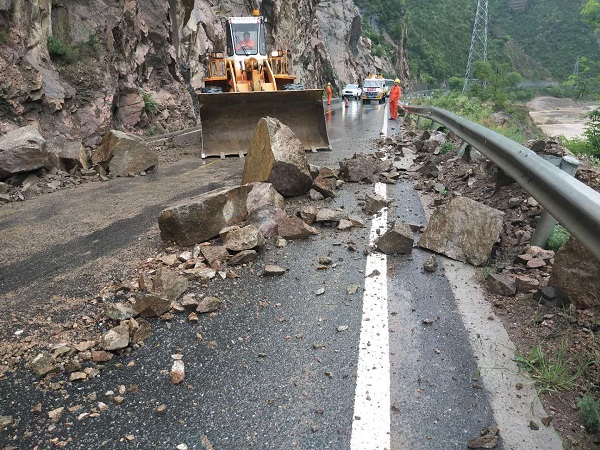 我省交通运输部门全力保障雨天公路安全畅通'